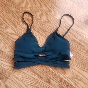 NWT Lululemon V-Neck Crossover Underband Bra Size 4